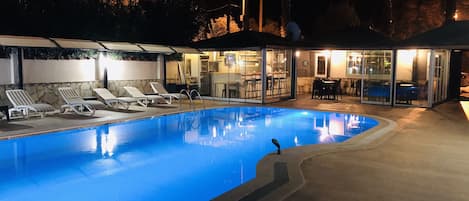 Piscine extérieure (ouverte en saison), chaises longues