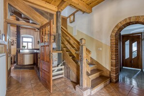 家庭公寓, 多張床 (Family Friendly France's Lair) | 客廳 | 21-吋平面電視、數位頻道、電視、足球台
