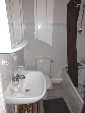 Bathroom - 200m from ski slopes, 1st floor, balcony, parking, tv, 40m², Champagny-en-Vanoise (Champagny-en-Vanoise)