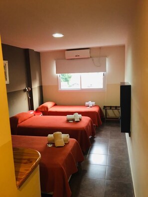 Quarto triplo | Cofres nos quartos, cortinas blackout, Wi-Fi de cortesia