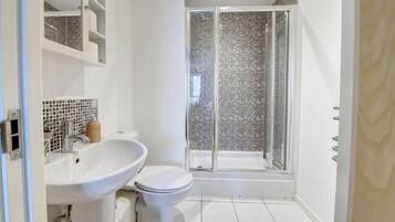 Apartment | Bathroom | Combined shower/bathtub, deep-soaking bathtub, hair dryer, towels