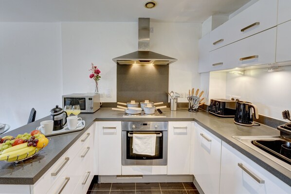 Apartamento | Cocina privada | Frigorífico, microondas, horno y placa de cocina