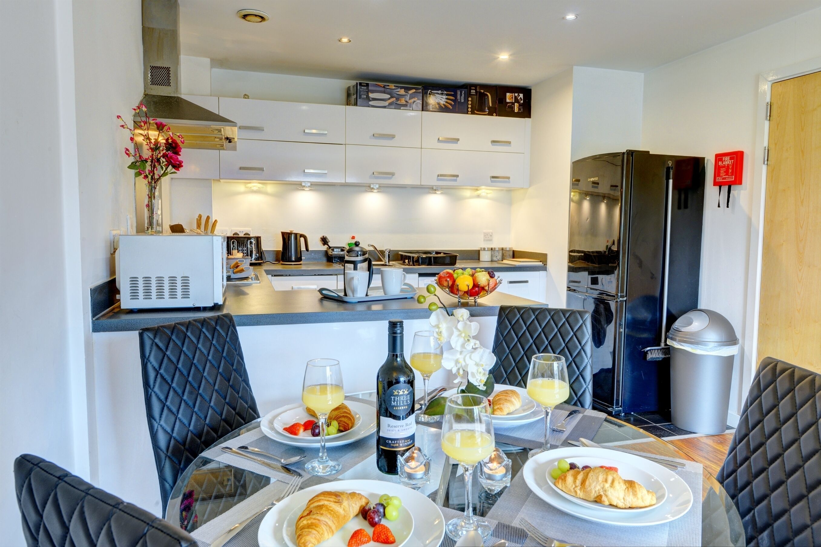 Apartment | Private kitchen | Fridge, microwave, oven, stovetop