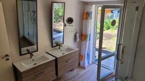 Baignoire, sèche-cheveux, savon, papier toilette