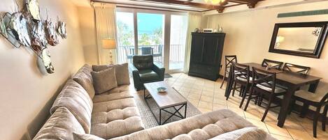 Una Smart TV, un reproductor de DVD, libros