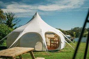Outdoor dining - Luxury Bell Tent-Stunning Views-Swim/Surf Beaches 10mins-Dogs & Free WiFi! (Chacewater)