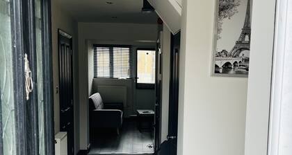 Grey Skies, Private En-suite Double Room, Garden and Free Parking