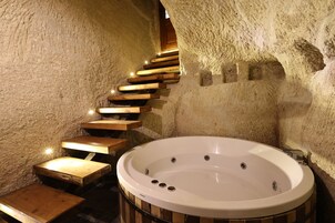 华丽双人房, 1 张大床 | 浴室 | 吹风机、拖鞋、毛巾、肥皂