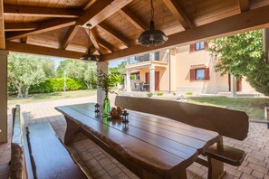 Outdoor dining - Close to the beach, with pool, air conditioned, quiet location (Porec)