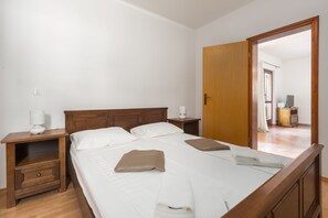 1 bedroom, free WiFi, bed sheets - Close to the beach, with pool, air conditioned, quiet location (Porec)