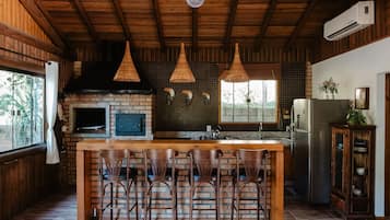 Frigorífico, microondas, horno y placa de cocina