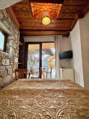 Basic Room | Desk, bed sheets