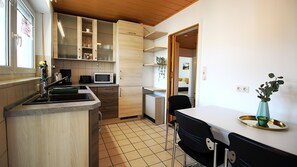 Fridge, microwave, oven, stovetop - 3 bedroom apartment in wã¼rzburg (Würzburg)