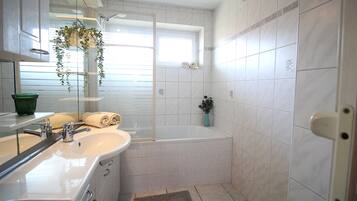 Combined shower/tub, towels, soap, shampoo