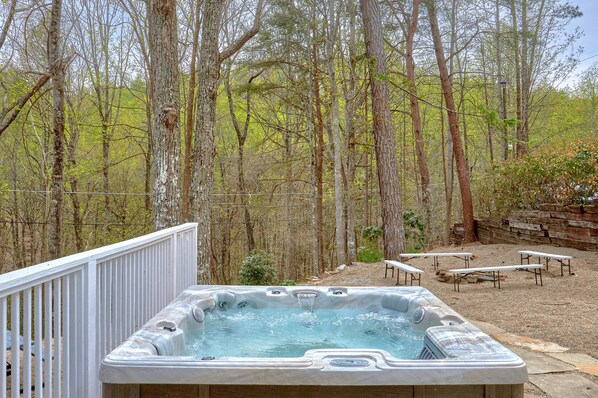 Outdoor spa tub
