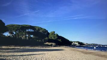 Una spiaggia nelle vicinanze