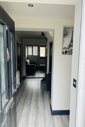 Interior - Yellow Bliss, Private En-suite Double Room, Garden and Free Parking (Aveley)