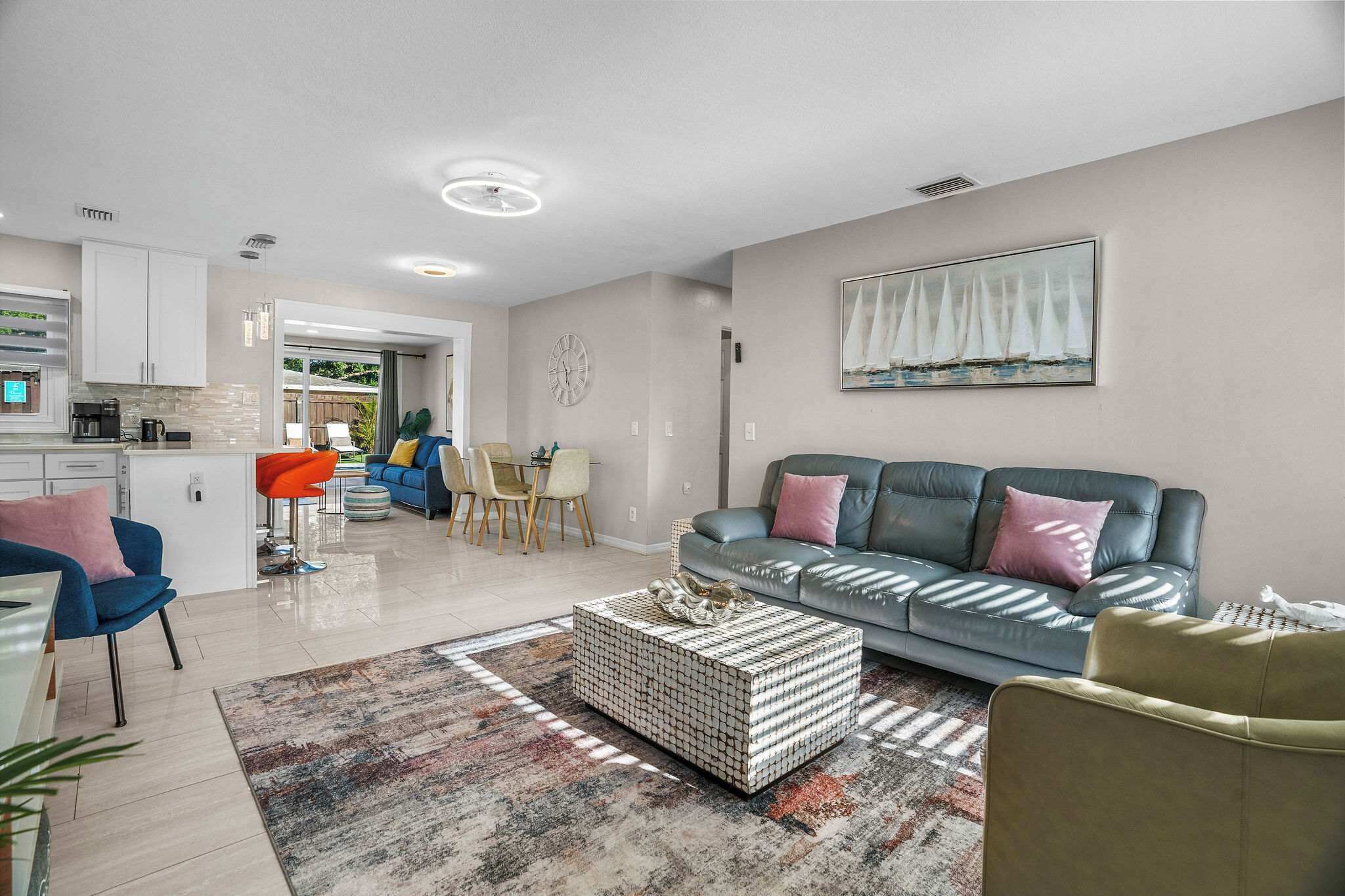 Televisie, boeken, een stereo en een kantoor