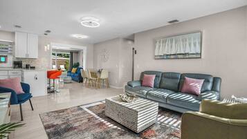 Televisie, boeken, een stereo en een kantoor