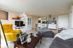 Luxury-Apartment | Wohnbereich | 50-Zoll-Smart-TV mit Satellitenempfang, Fernseher