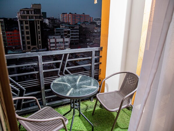 Outdoor dining - A Modern home in the heart of Nairobi. (Nairobi)