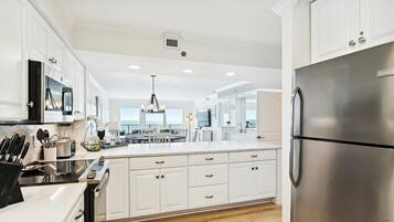 Refrigerador, cafetera/tetera, tostadora, licuadora