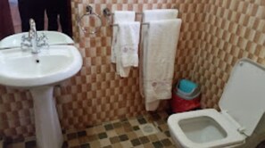 Douche, douche à « effet pluie », articles de toilette gratuits