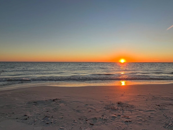Beach nearby, sun loungers, beach towels - Quietest Private Beach in Fort Myers Beach (Fort Myers Beach)