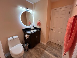 Combined shower/tub, hair dryer, towels, soap - Quietest Private Beach in Fort Myers Beach (Fort Myers Beach)