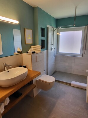 Een douche, een haardroger, handdoeken