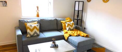 Een televisie, Netflix, streamingdiensten en een kantoor