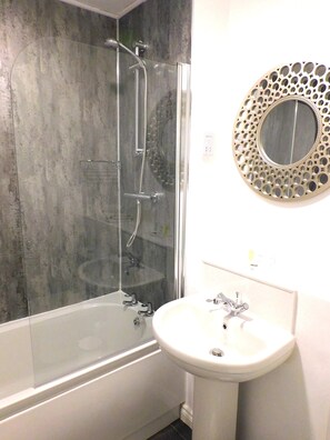 Bathtub, hair dryer, towels, shampoo - Newly refurbished 1 bed Apt in Hamilton  Close to station and local amenities (Hamilton)