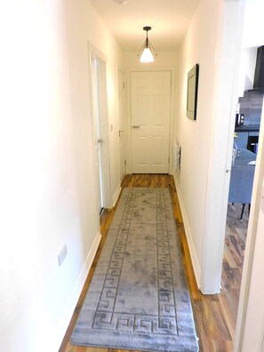 Interior - Newly refurbished 1 bed Apt in Hamilton  Close to station and local amenities (Hamilton)