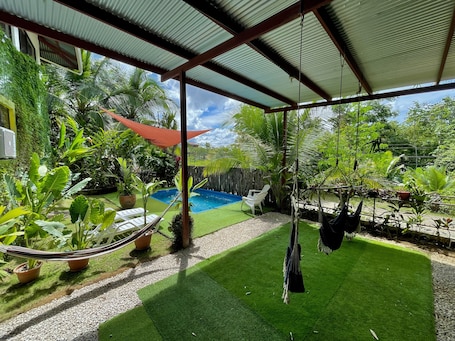 Una piscina al aire libre