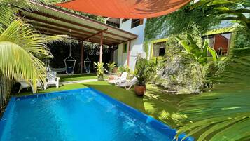 Una piscina al aire libre