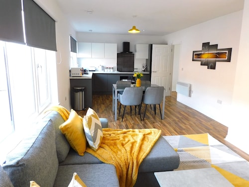 Newly refurbished 2 bedroom apartment close to station and local amenities