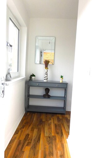 Interior - Newly refurbished 2 bedroom apartment close to station and local amenities (Hamilton)