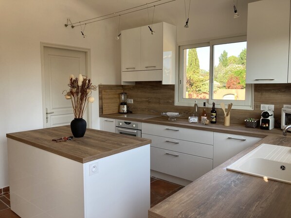 Réfrigérateur, micro-ondes, four, plaque de cuisson