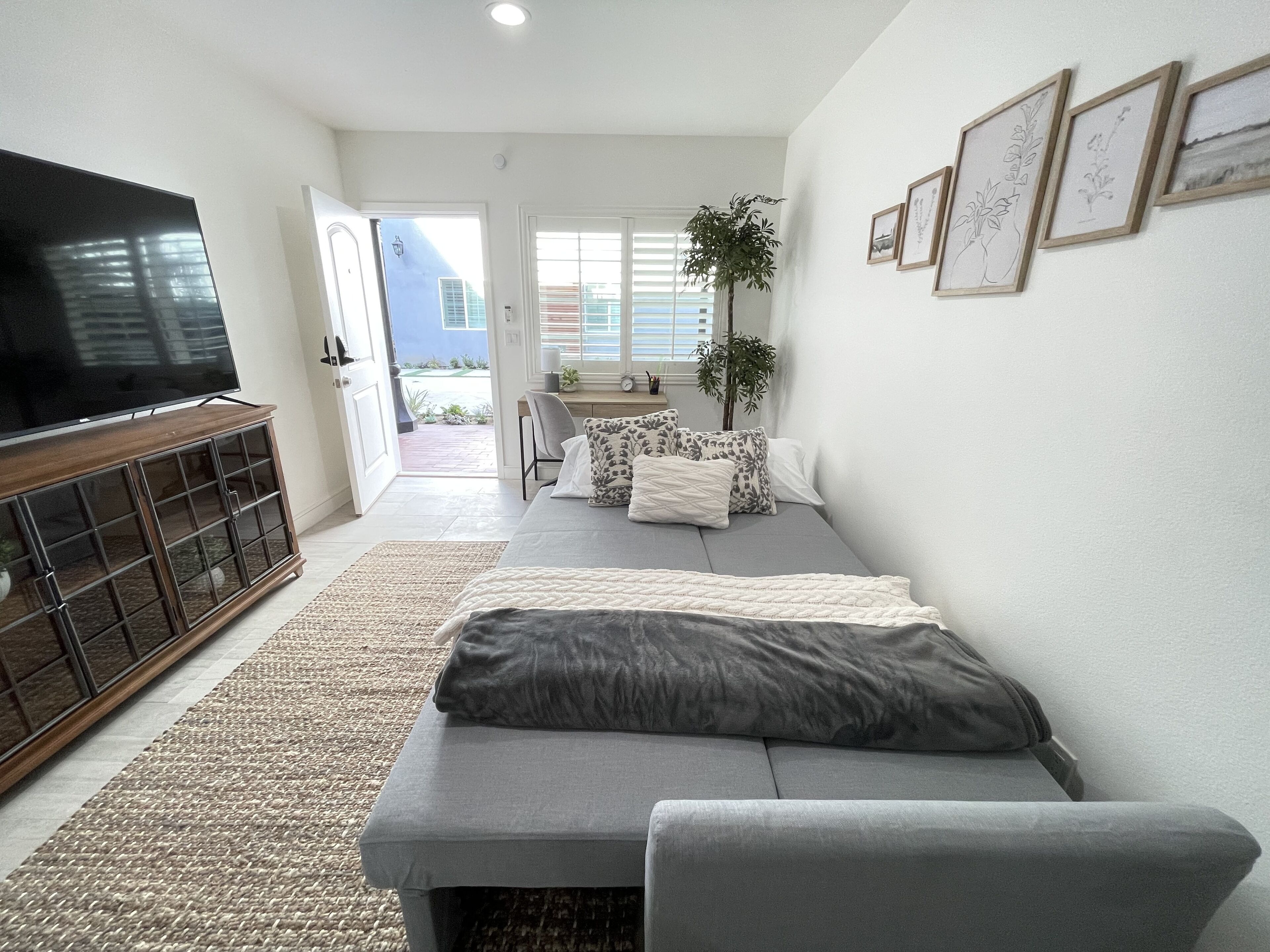 1 slaapkamer, een bureau, een strijkplank/strijkijzer, reisbedje