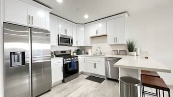 Een koelkast, een magnetron, een oven, een kookplaat