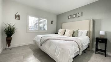 1 多间卧室、办公桌、熨斗/熨衣板、旅行婴儿床