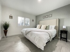 1 slaapkamer, een bureau, een strijkplank/strijkijzer, reisbedje