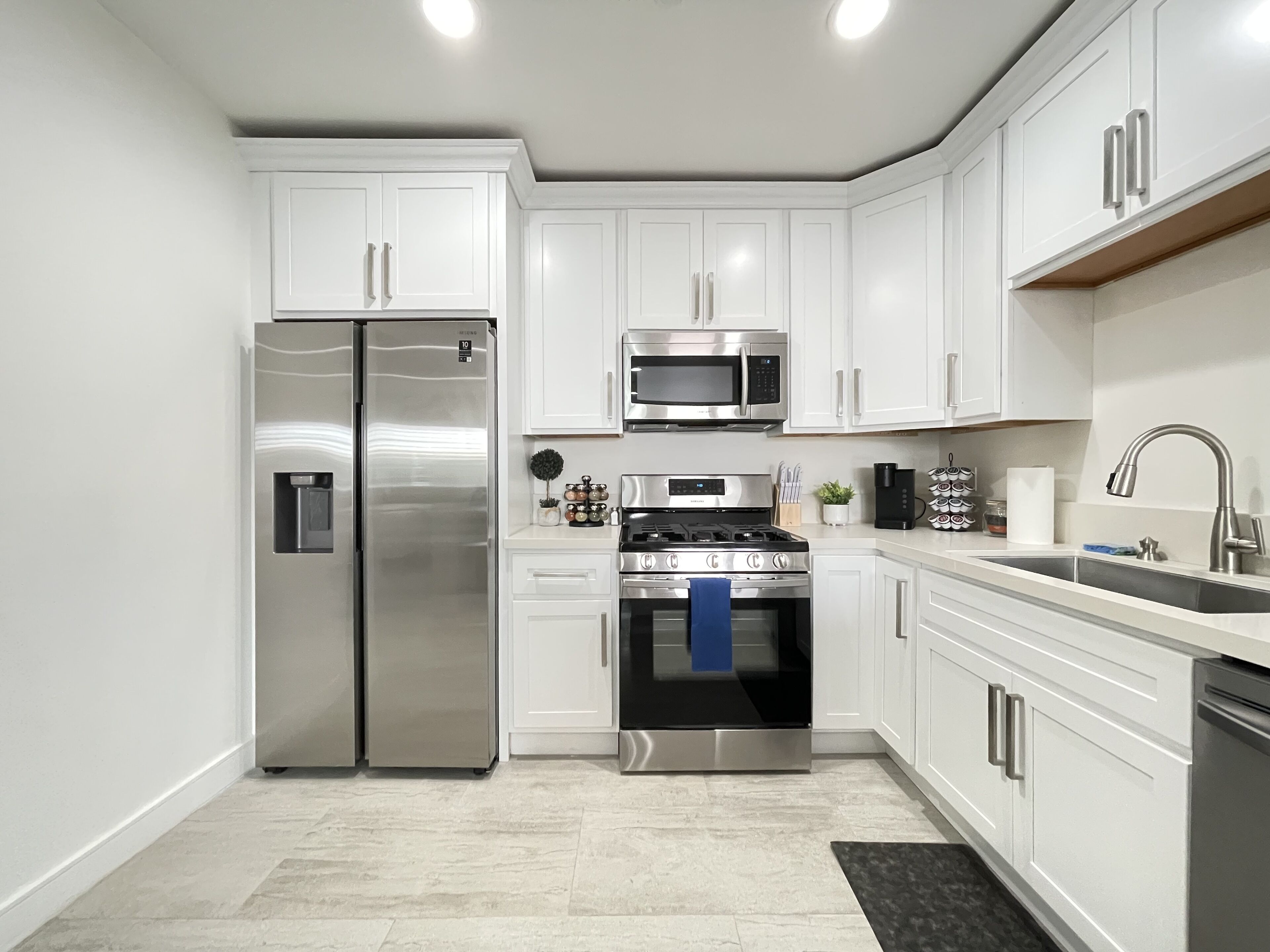 Een koelkast, een magnetron, een oven, een kookplaat