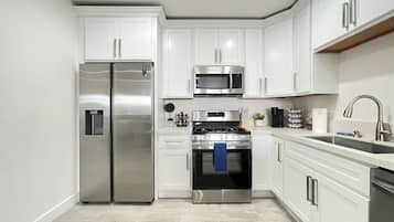 Een koelkast, een magnetron, een oven, een kookplaat