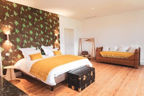 7 Schlafzimmer, Schreibtisch, Bügeleisen/Bügelbrett, Reisekinderbett