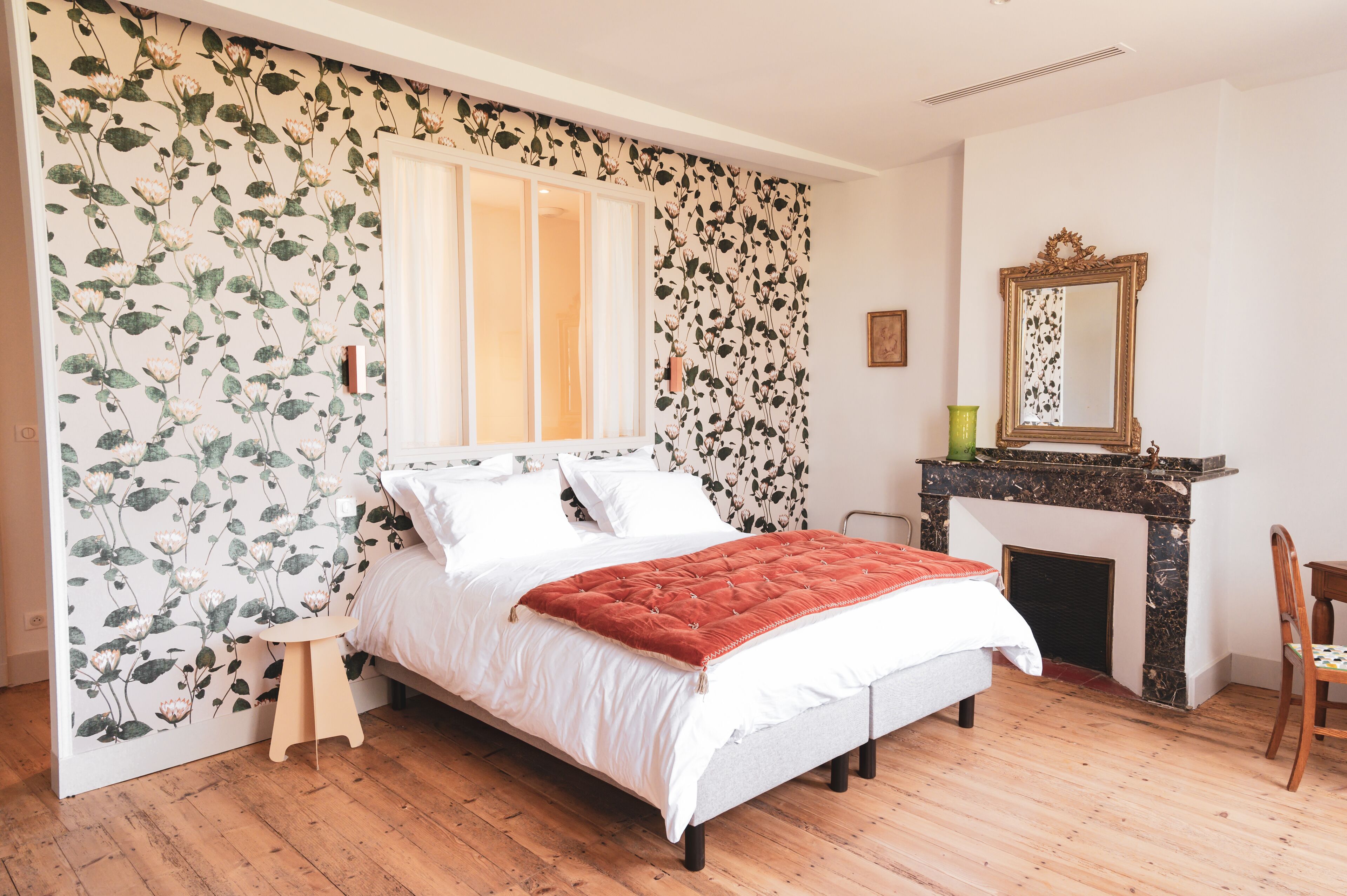 7 slaapkamers, een bureau, een strijkplank/strijkijzer, reisbedje