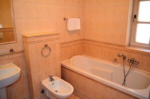 Classic Room | Bathroom | Towels - Renesance Krásná Královna (Karlovy Vary)