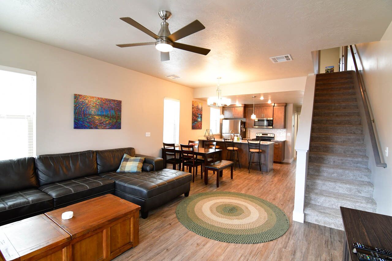 Maple Leaf Retreat - 3 bd, 3 ba Townhome - Pet-friendly - Sleeps 8 - Garage - Wifi