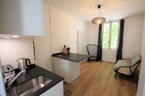 Premium Studio Suite, 1 King Bed | Living area - La Maison de l'Olivier (Avignon)