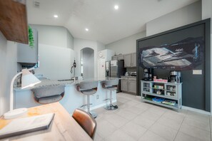 Frigorifero, microonde, forno, piano cottura